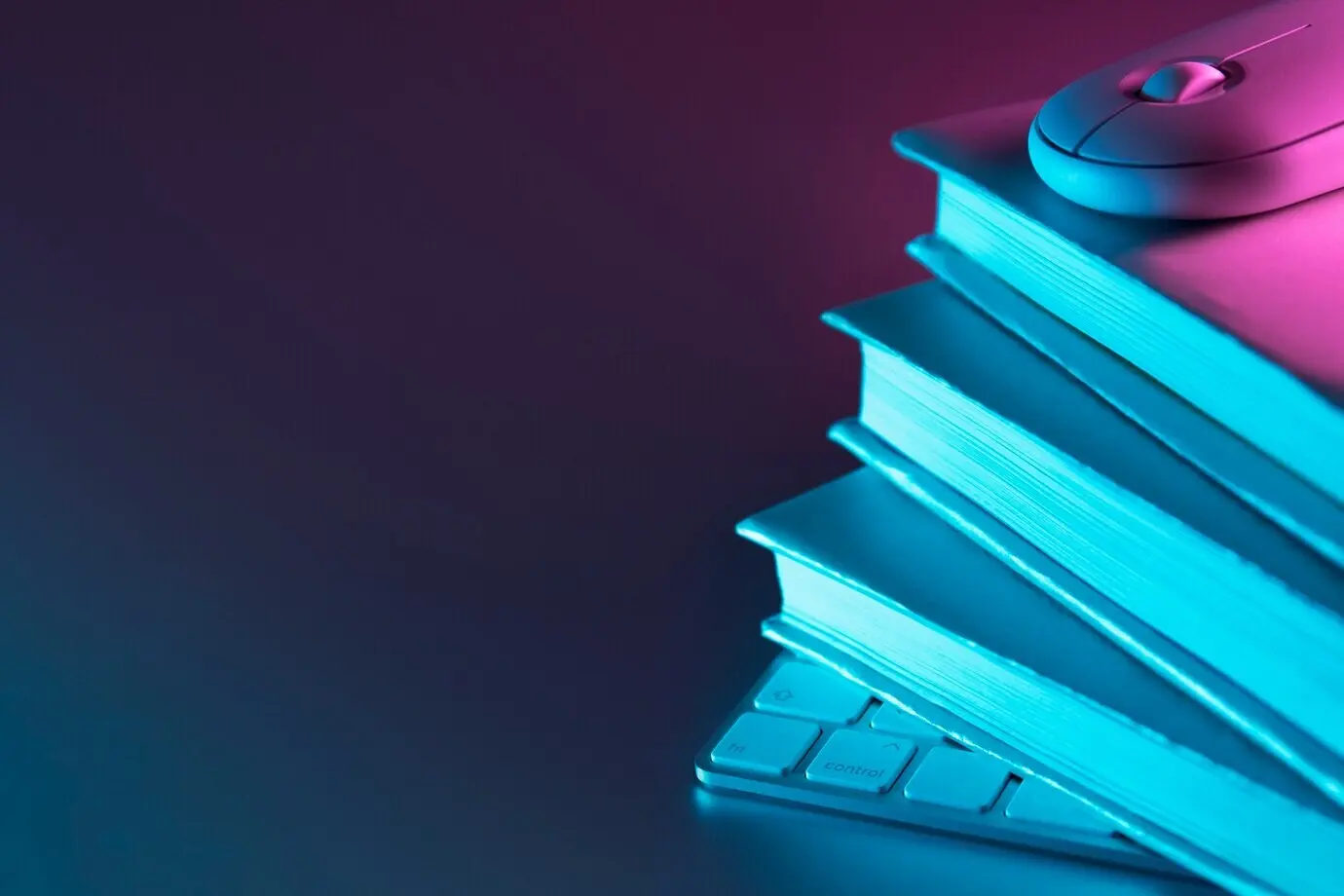 Stillleben mit Büchern im Gegensatz zur Technologie